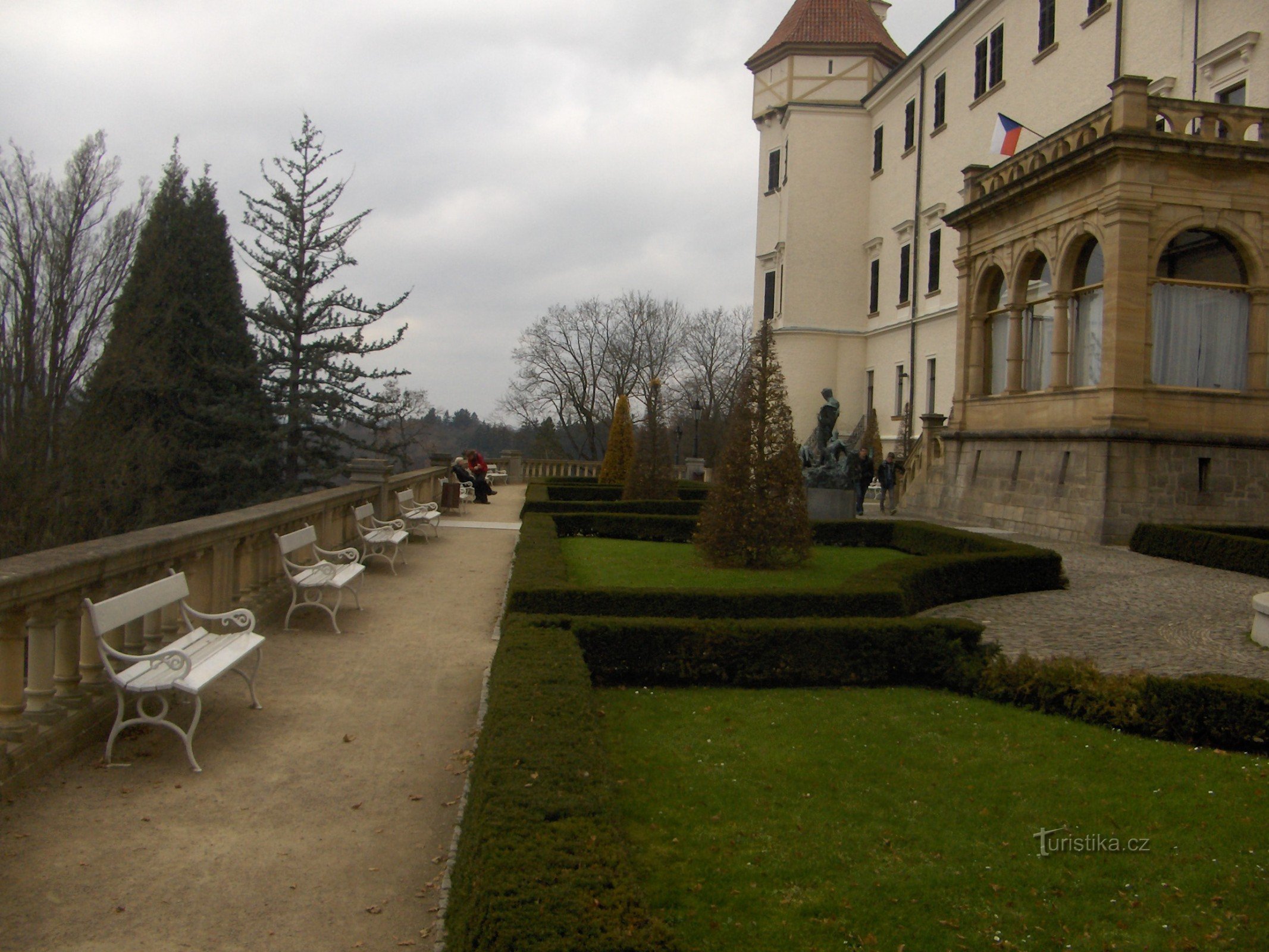 Gevallen bladeren rond het kasteel van Konopiště.