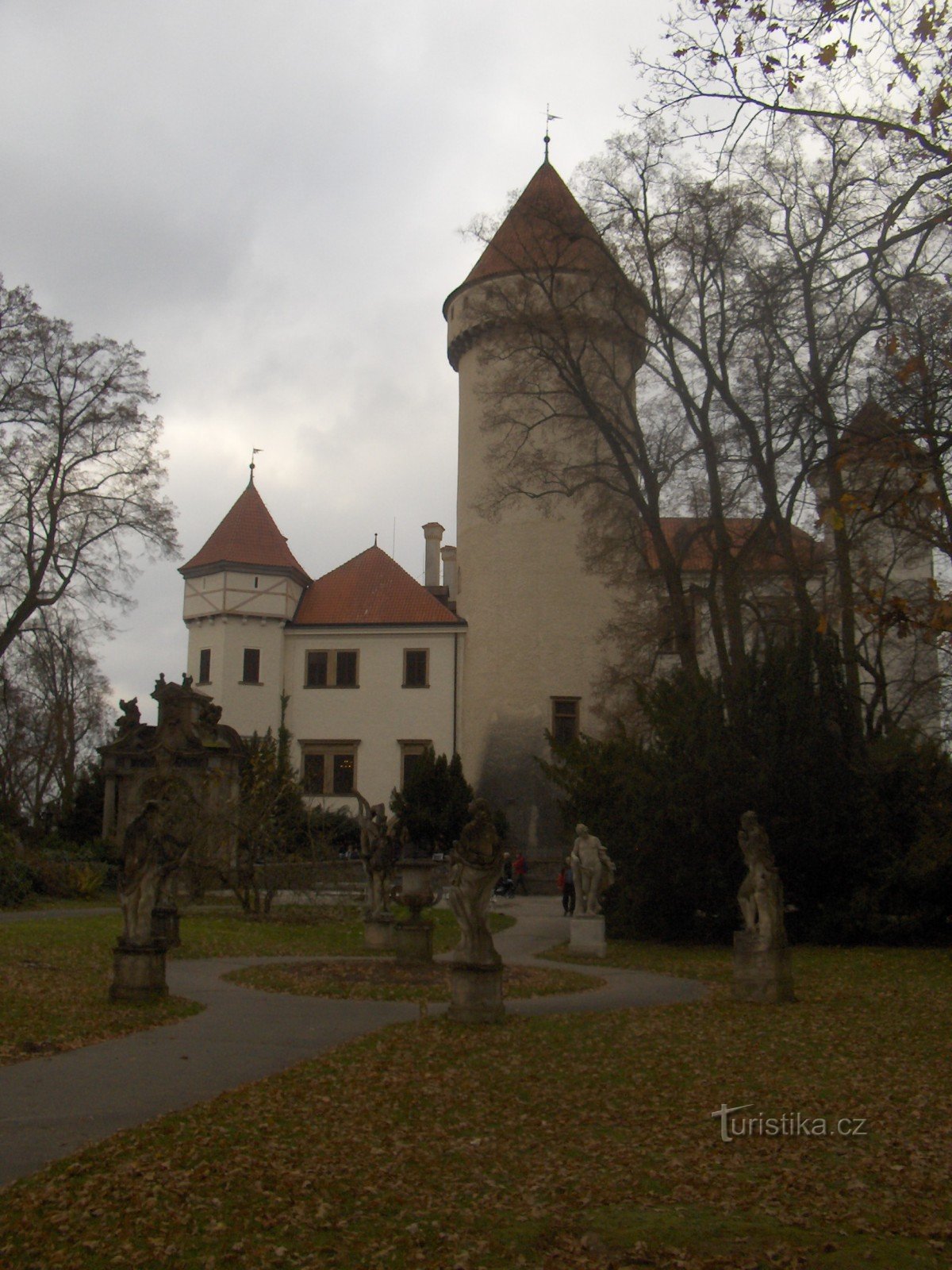 Gevallen bladeren rond het kasteel van Konopiště.
