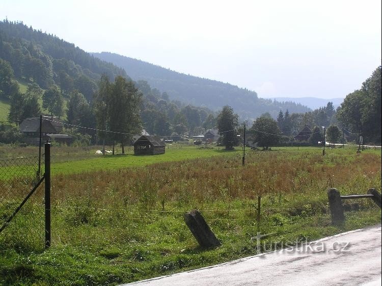 Verbrannt: Blick auf das Dorf