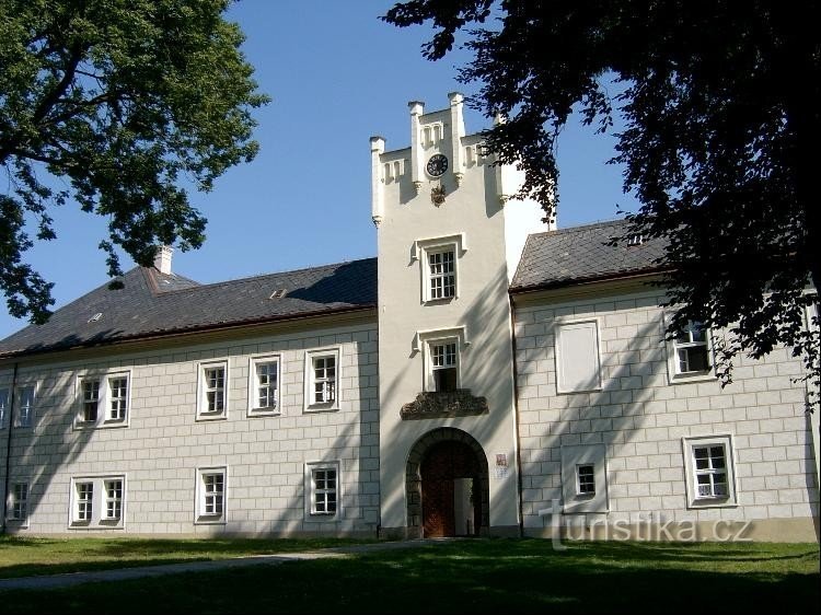 Spálené Poříčí kastély: 2000 októberében megkezdődött a keleti homlokzat rekonstrukciója