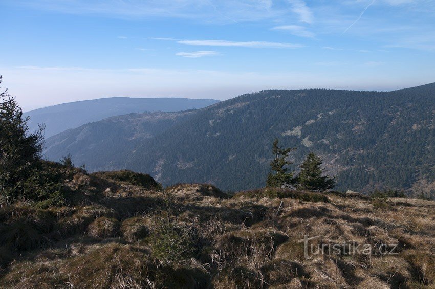 Abgebrannter Hügel rechts, Černá straň im Hintergrund links