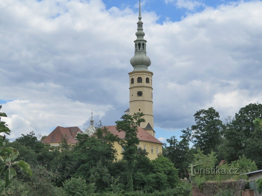 Spanilá věž jako boží prst nad krajinou