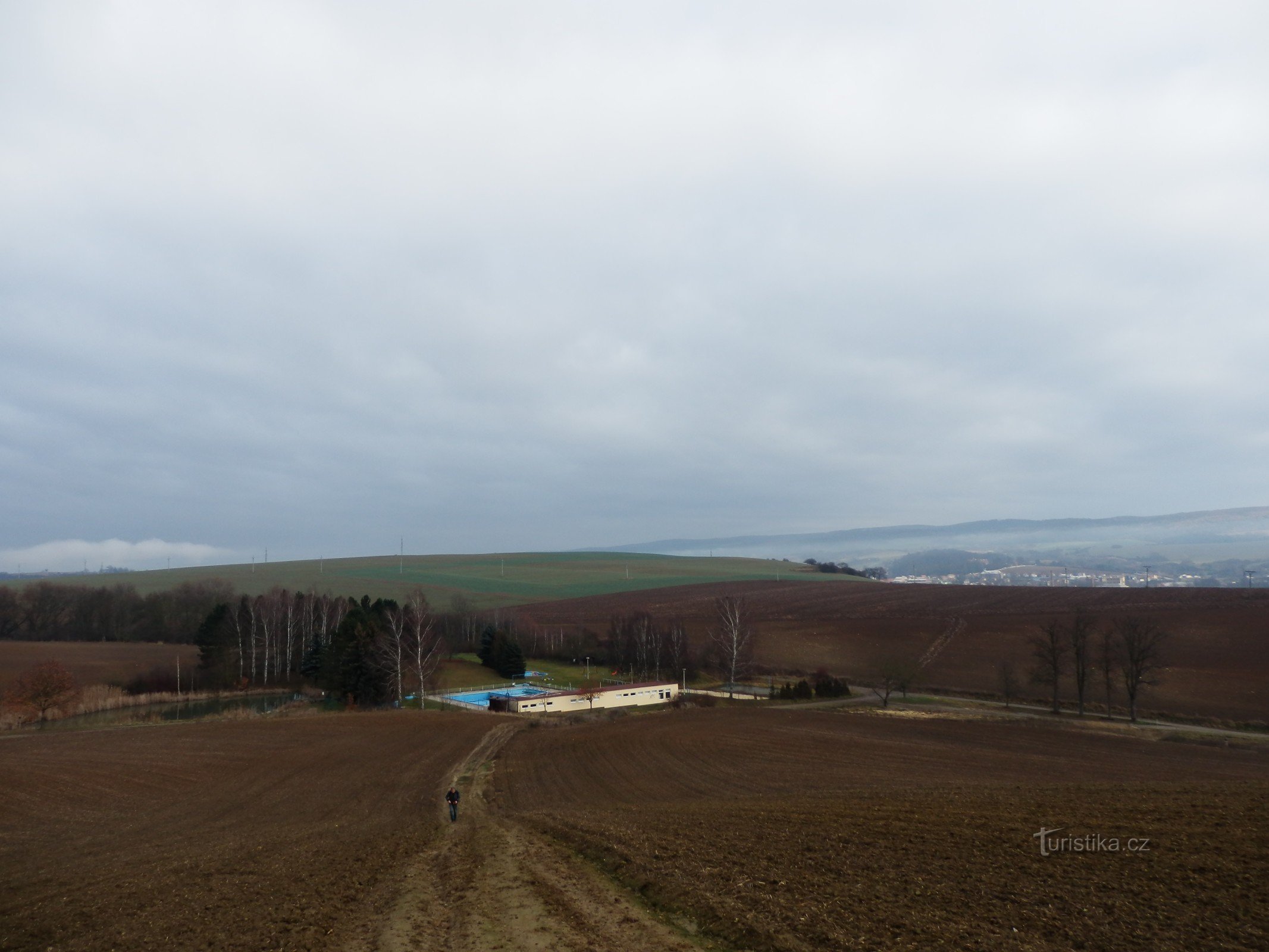 Schwimmbad Pešov von der Straße bis zum Wald