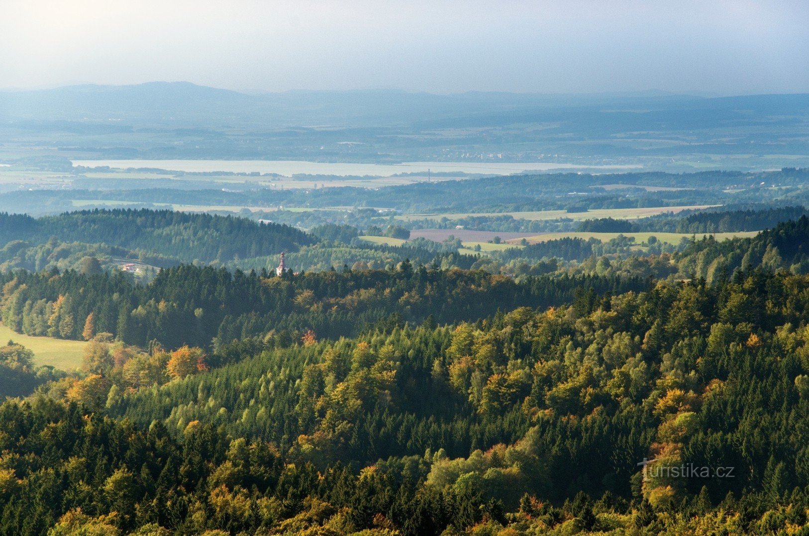 Špičák (841 m deasupra nivelului mării) - vedere de pe cruce (pe marginea zidului carierei) a