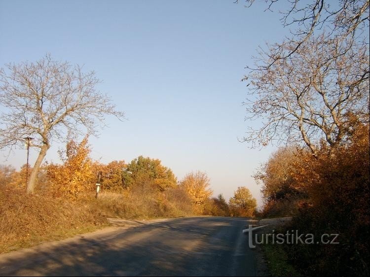 Špičatý vrch: carretera en pendiente hacia el norte, hasta el pueblo de Loděnice