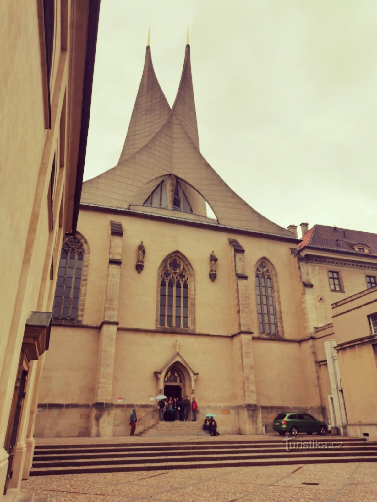 les flèches au sommet de l'église mesurent 4 mètres de haut et 1,3 kilos ont été utilisés pour les dorer