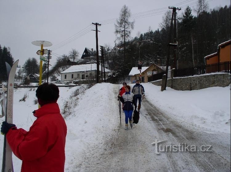 Spodnji del vasi, lokal in železniška postaja