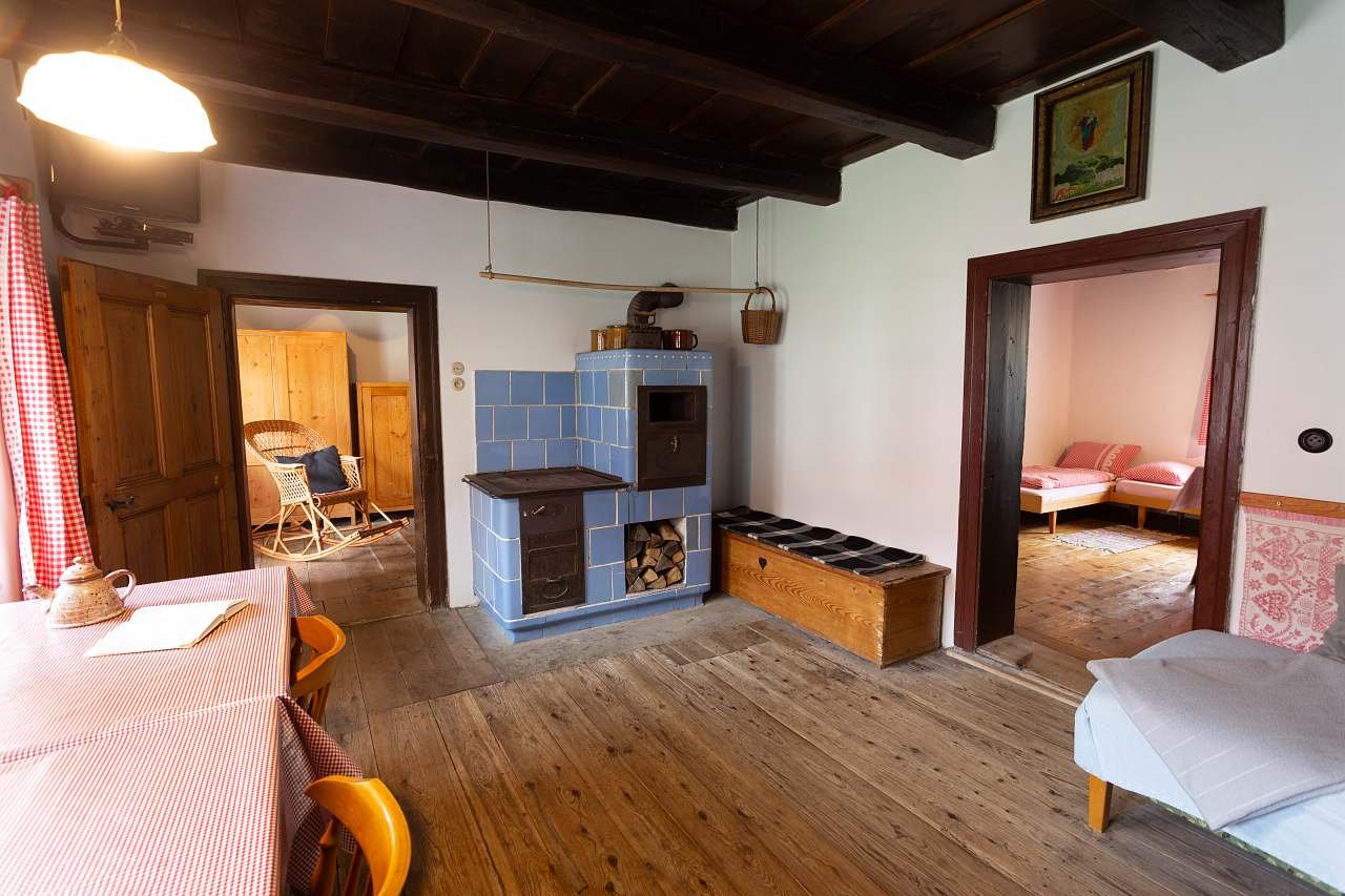 společenská místnost, pohled do větší ložnice