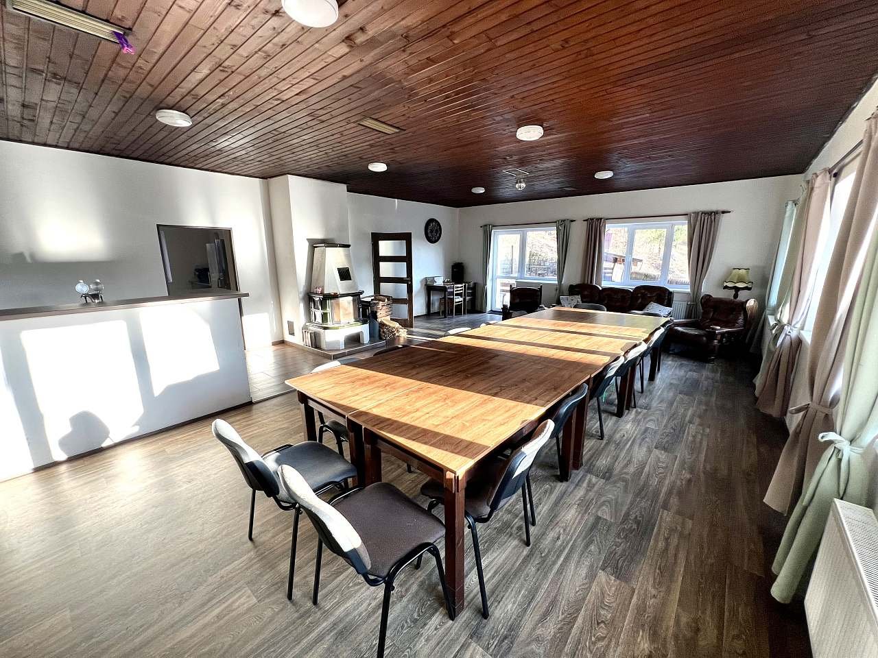 společenská místnost s barem s výčepem