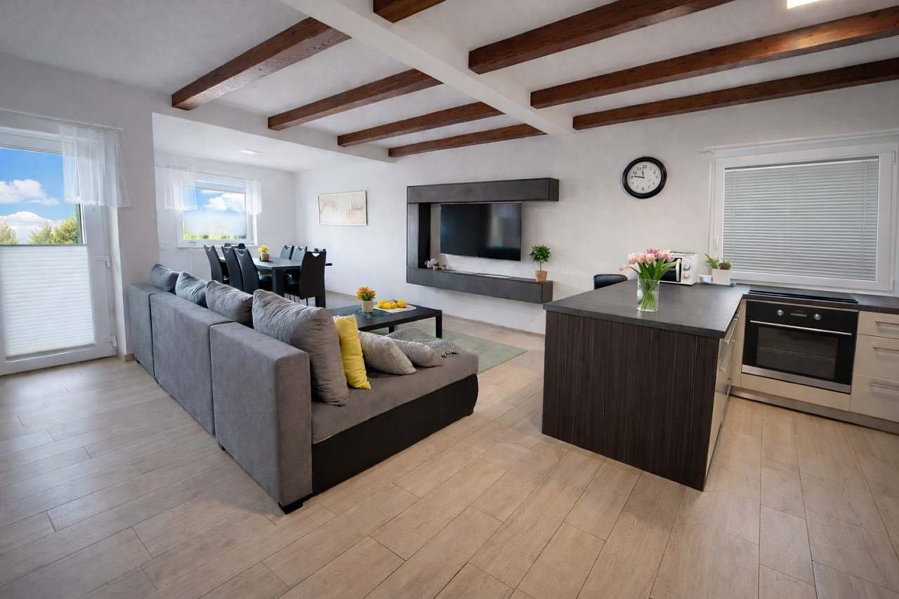 Společenská místnost s kuchyní