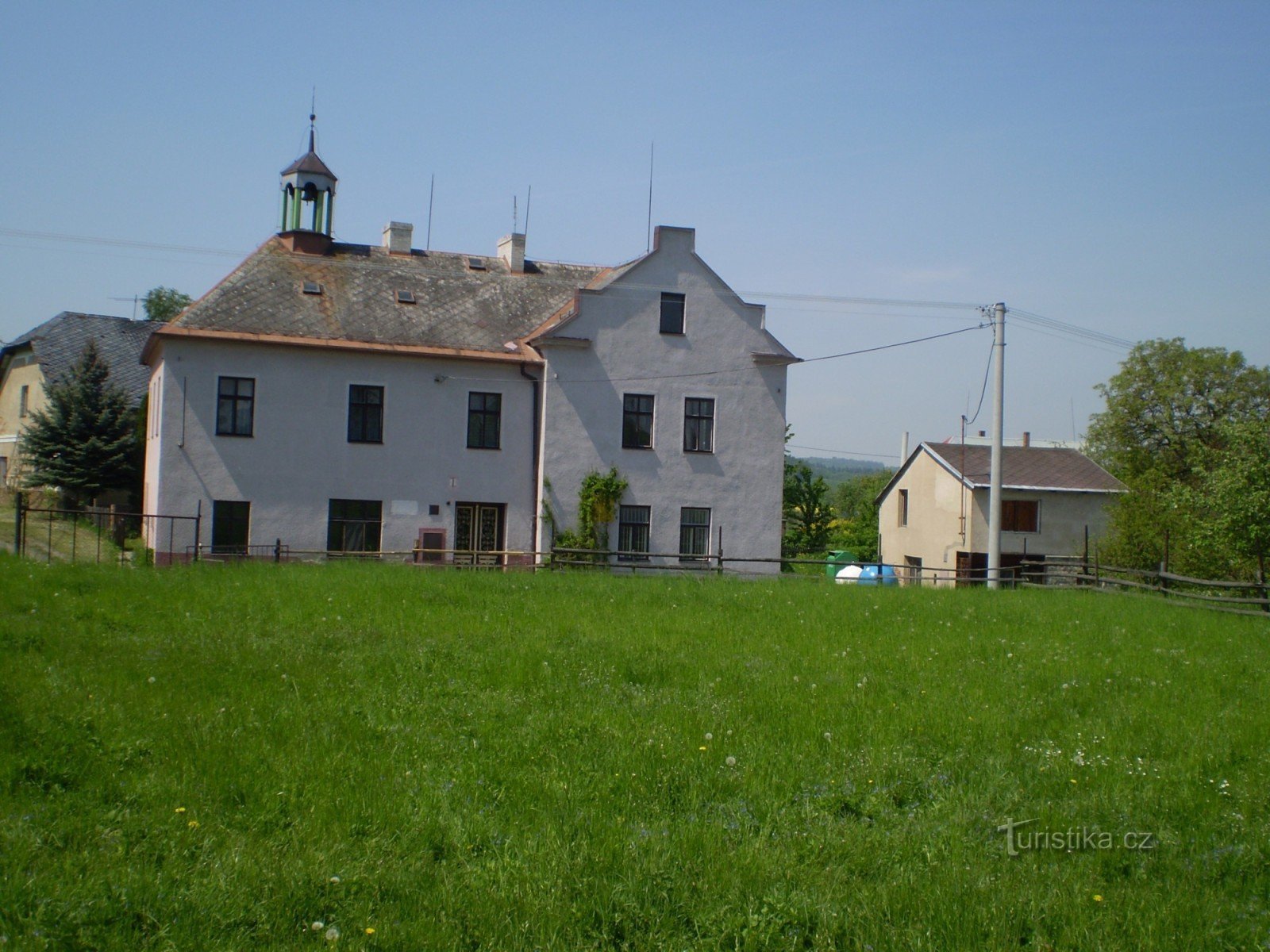 Casa da comunidade, originalmente uma antiga escola