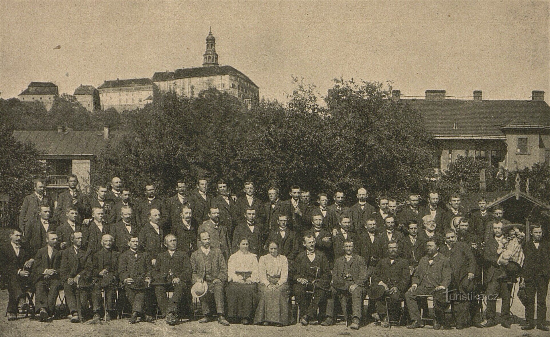 Una foto conjunta de los participantes en un viaje de descendientes de exiliados checos a Náchod de 1906