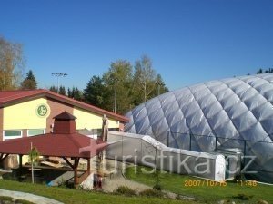 Sportzentrum – Indoor Golf, Power Yoga, Tennis, Zumba, in der Nähe von Prag