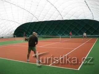 Centro deportivo – Indoor Golf, Power Yoga, Tenis, Zumba, cerca de Praga