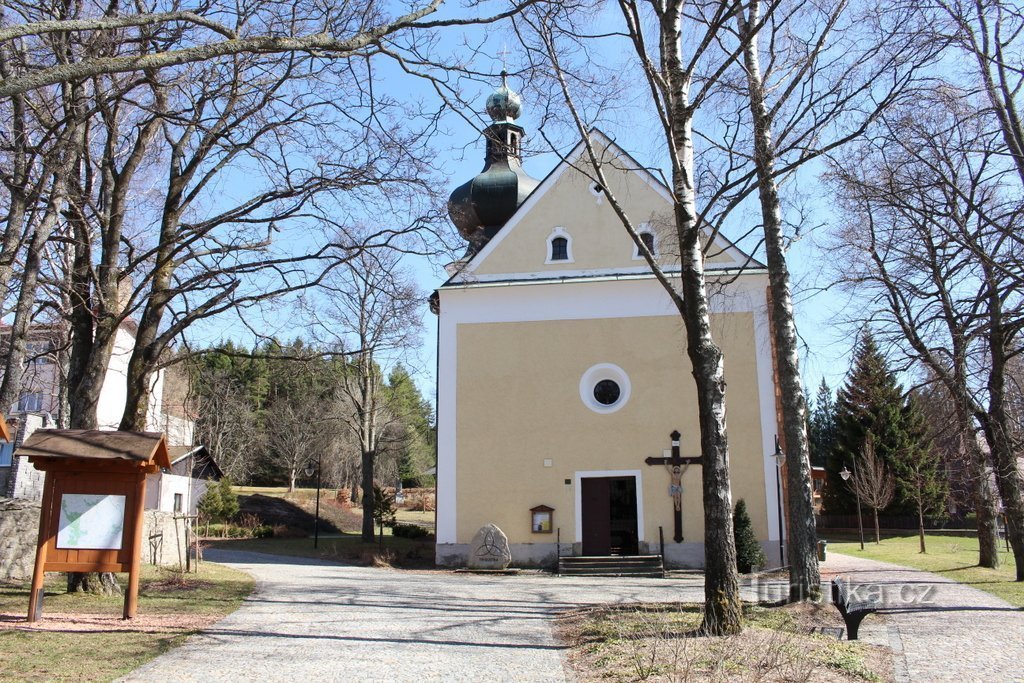 Srni, façade ouest de l'église