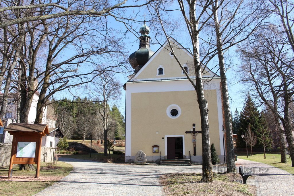 Srni, fachada oeste da igreja