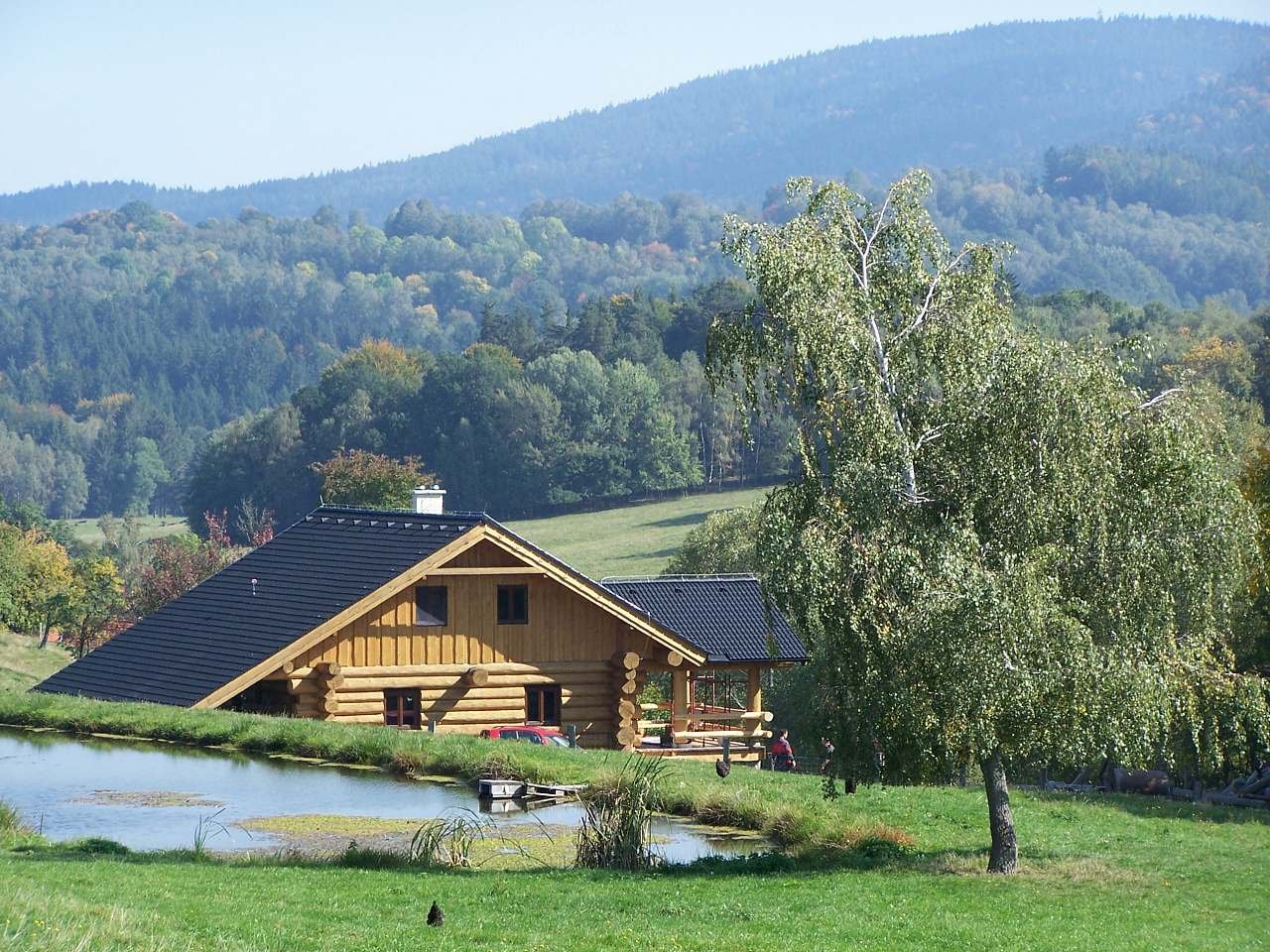 Srub Hartunkov II - i bakgrunden Kráví och Kuní hora