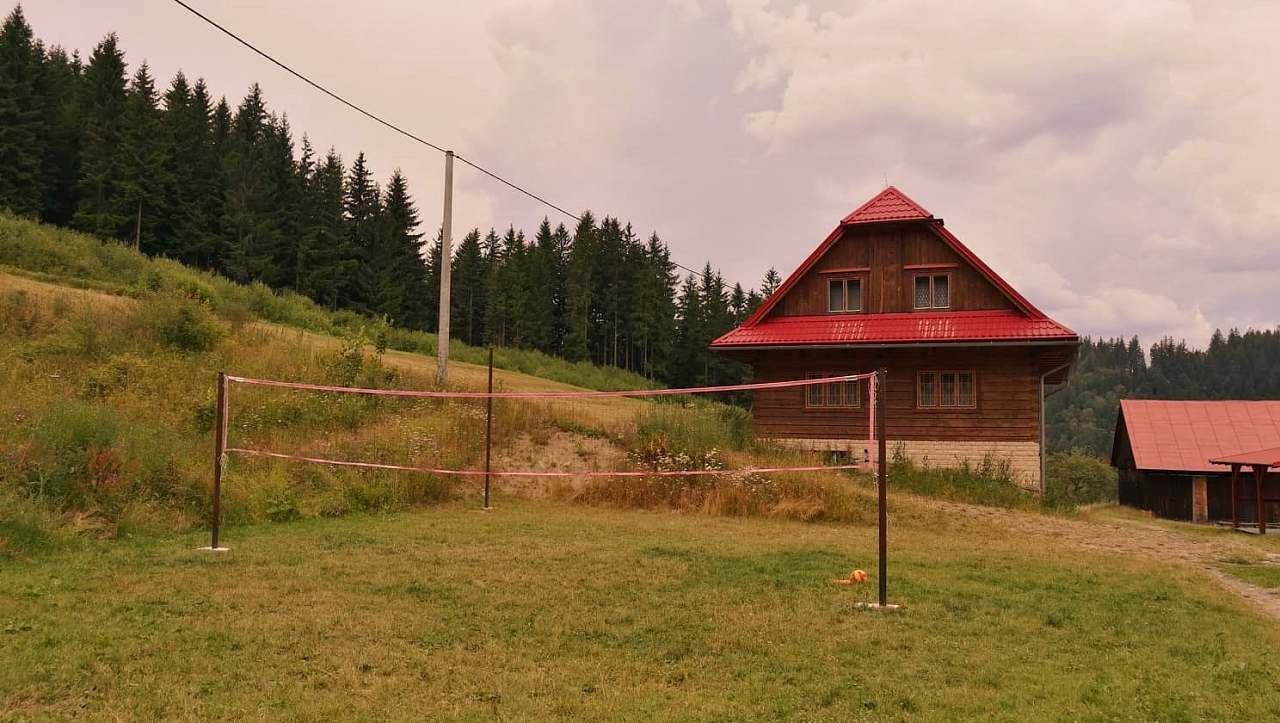 遊び場を見下ろす丸太小屋