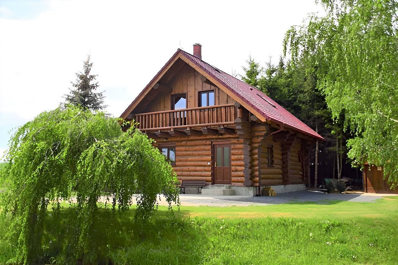 Uma cabana de madeira à beira do lago Spůle