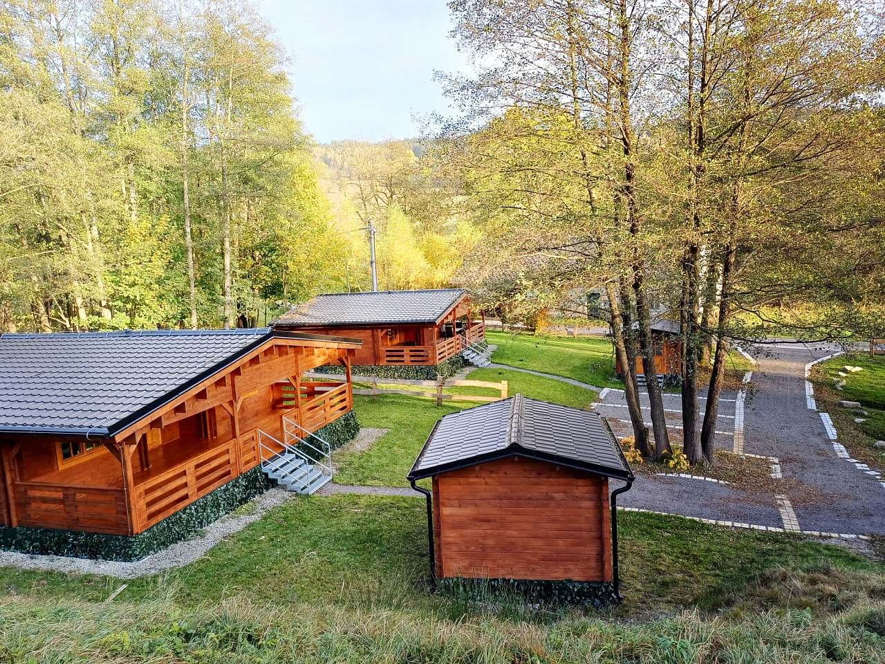 Sruby u potoka k pronájmu_chaty s parkovištěm