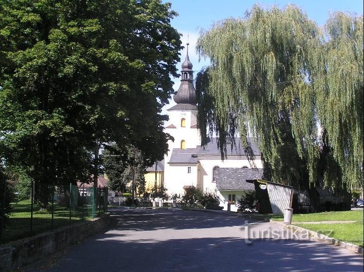 Štáblovice: Uitzicht op het dorp, bushalte rechts, kasteeltuin links, v