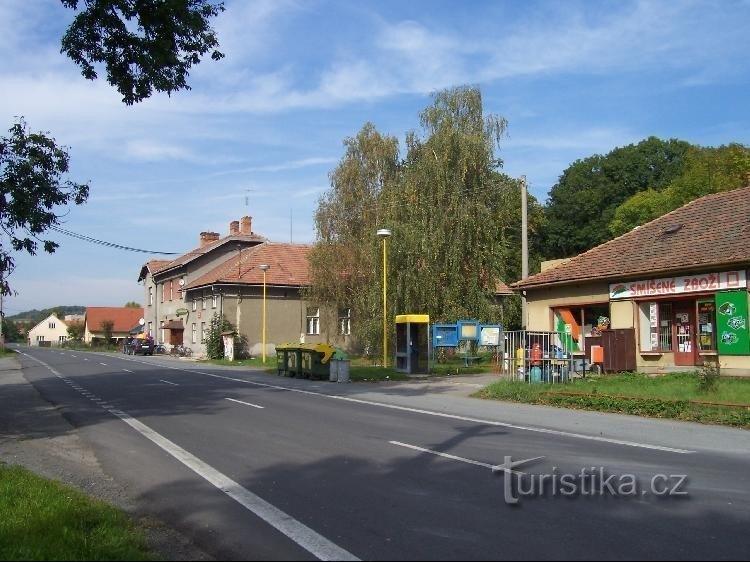 Stachovice: Gezicht op een oplegger in het dorp, restaurant achterin, supermarkt op de voorgrond