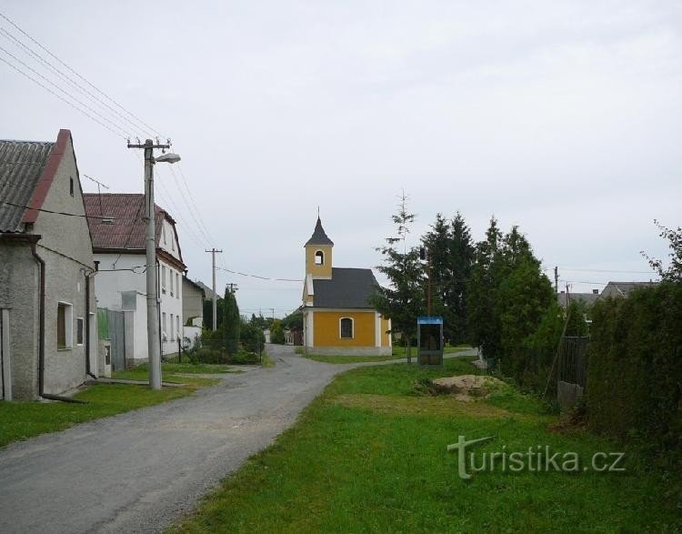 Granero: Capilla en el pueblo