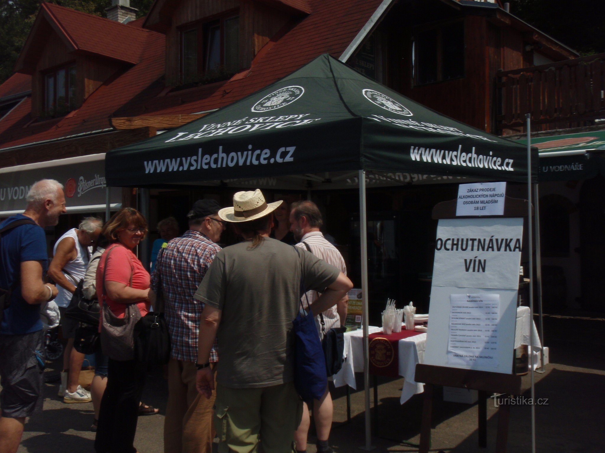 un stand con refrescos de VS Lechovice atrae a los turistas