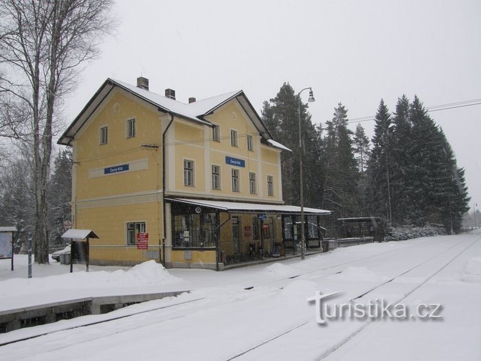 Estação Černý kříž - um popular ponto de partida para viagens a Jelení