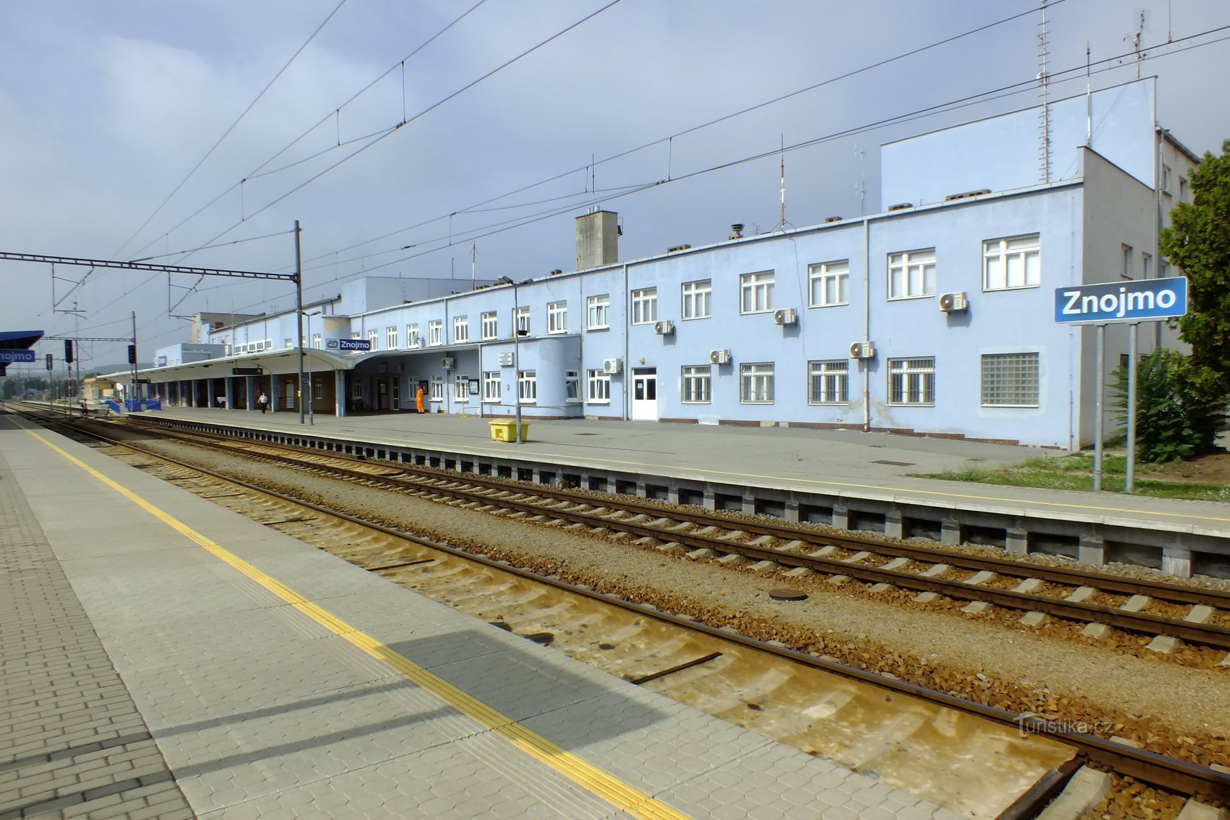 Het stationsgebouw van het treinstation