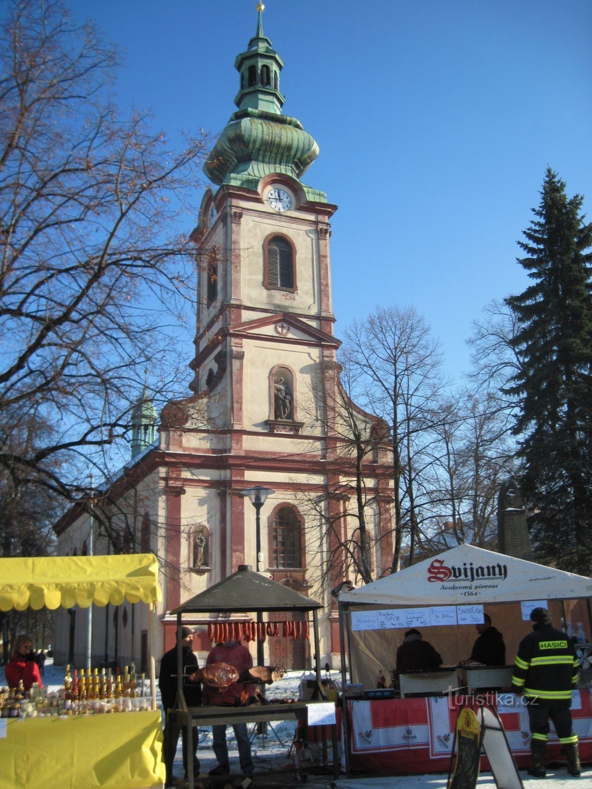 Stand con stuzzichini tradizionali davanti alla chiesa di S. Angeli custodi