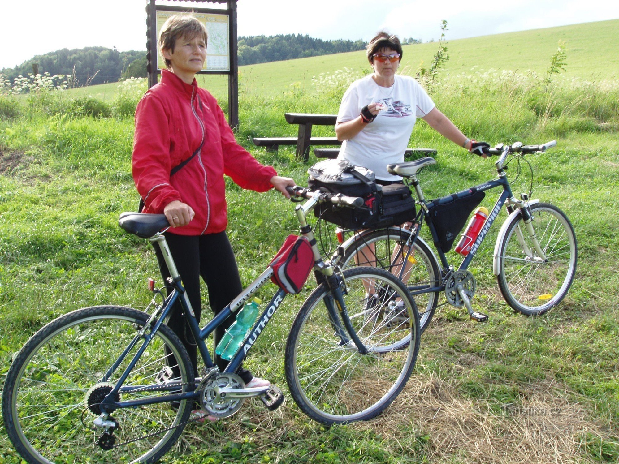 Der Platz wird durch Bänke zum Ausruhen ergänzt