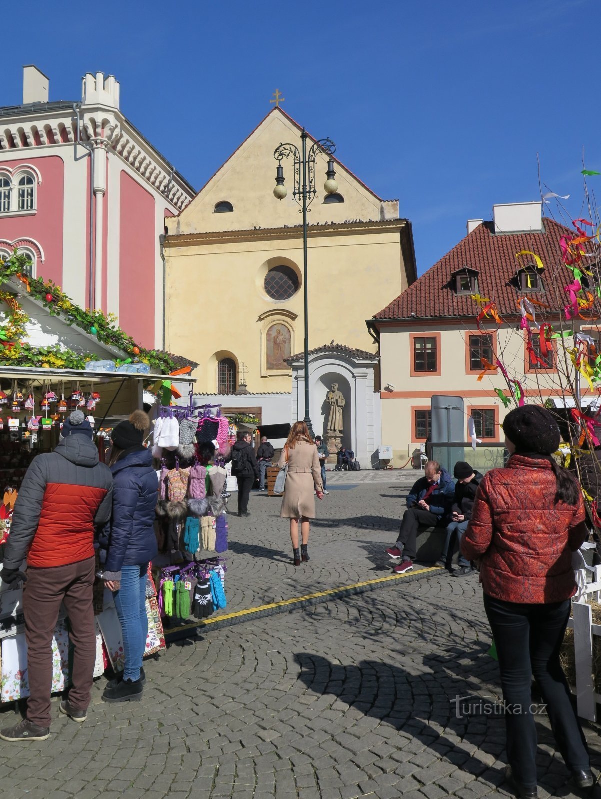 a localização da estátua em frente a St. Joseph