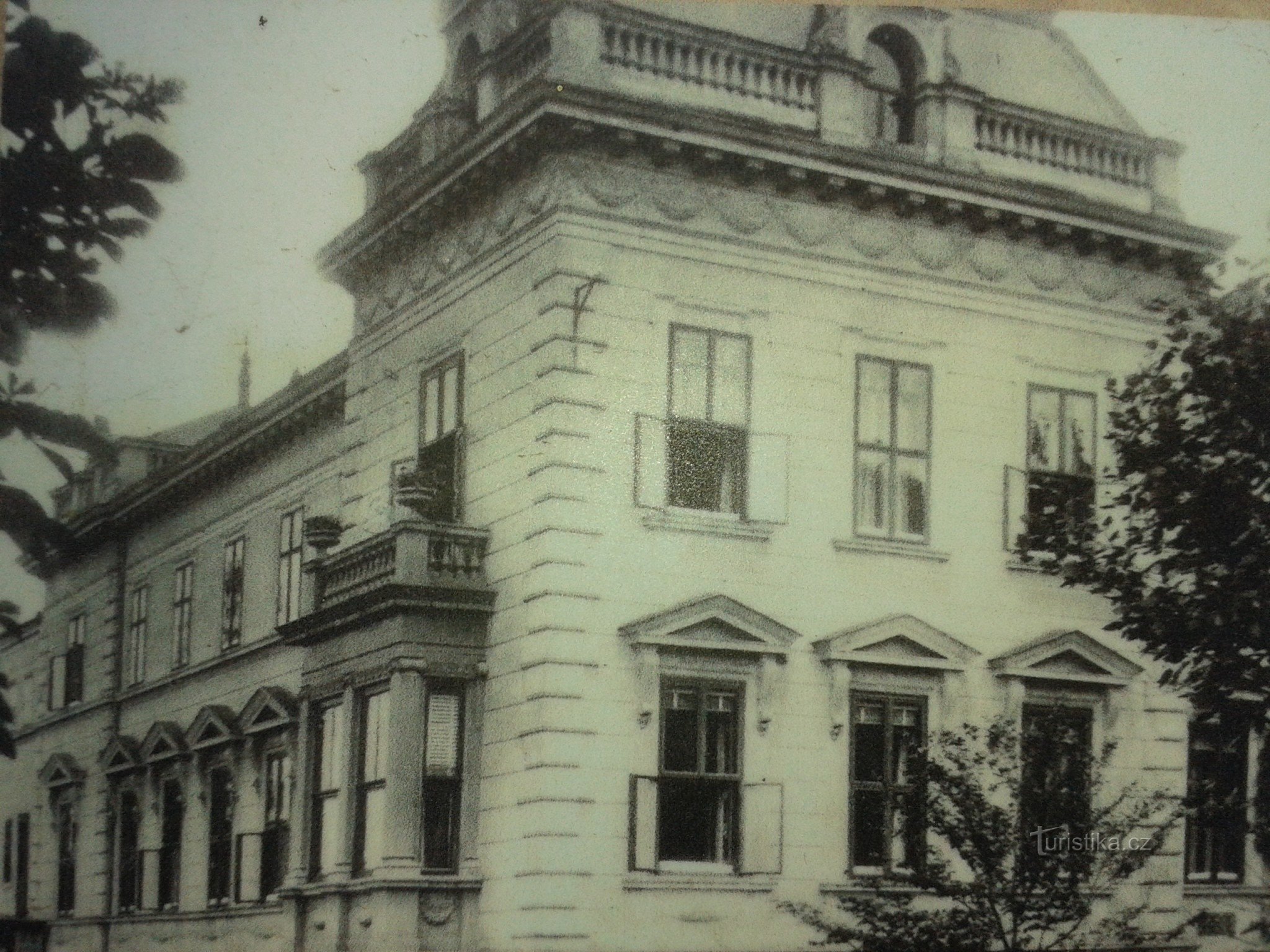 παλιά φωτογραφία του κτιρίου - μέρος του κυκλώματος της πόλης