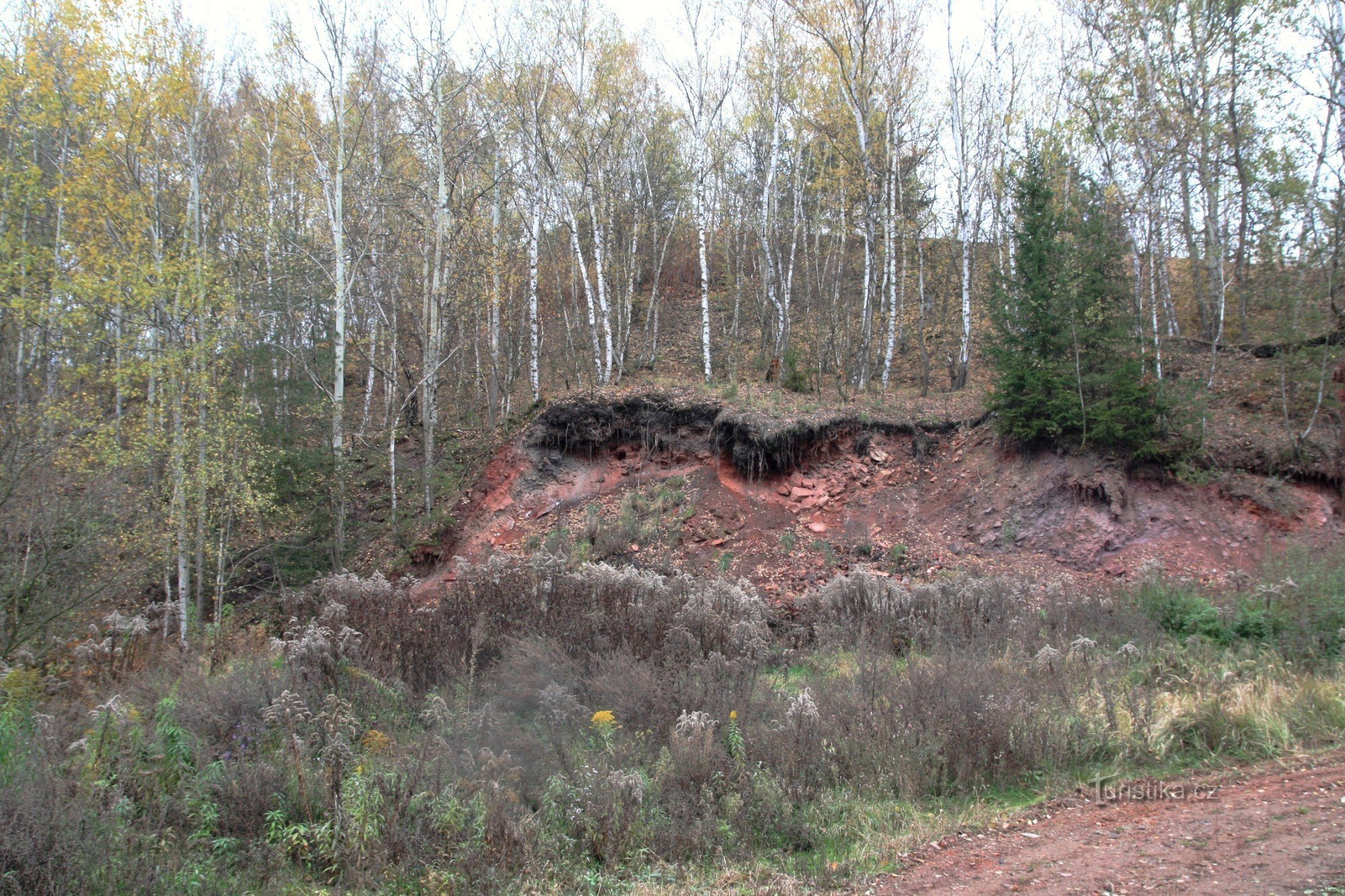 Antiga pilha de rejeitos perto da mina