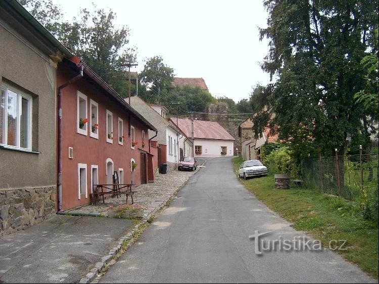 Stará Kouřim: På grund av dess gynnsamma skyddade läge kan förekomsten av källor och vatten t.