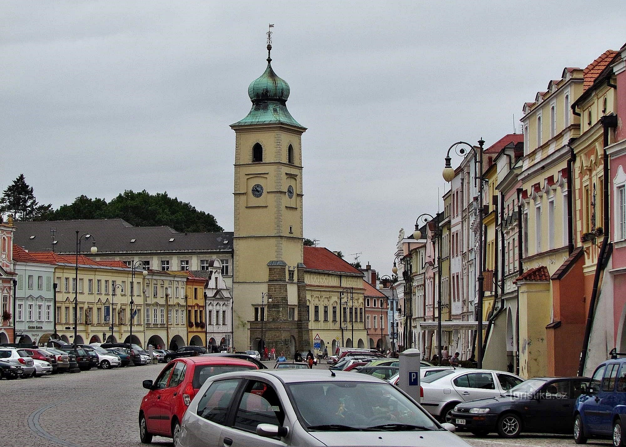 Antiguo ayuntamiento de Litomyšl con reloj astronómico