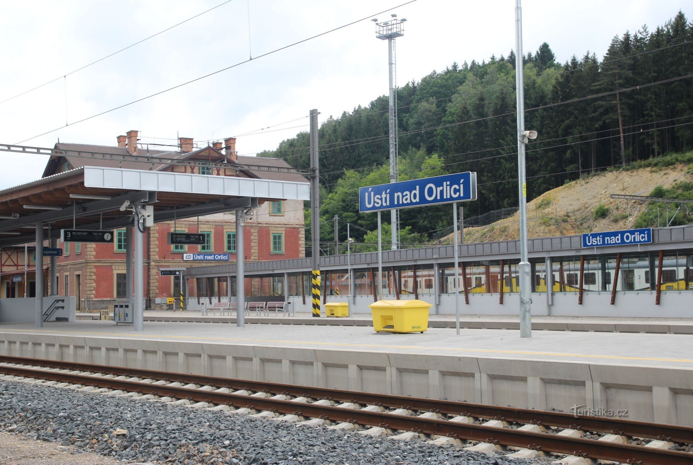 Oud stationsgebouw na reconstructie van het spoor