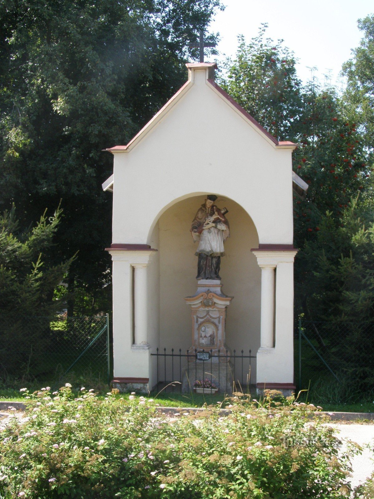 Stará Paka - kapel med en statue af St. Jan Nepomucký