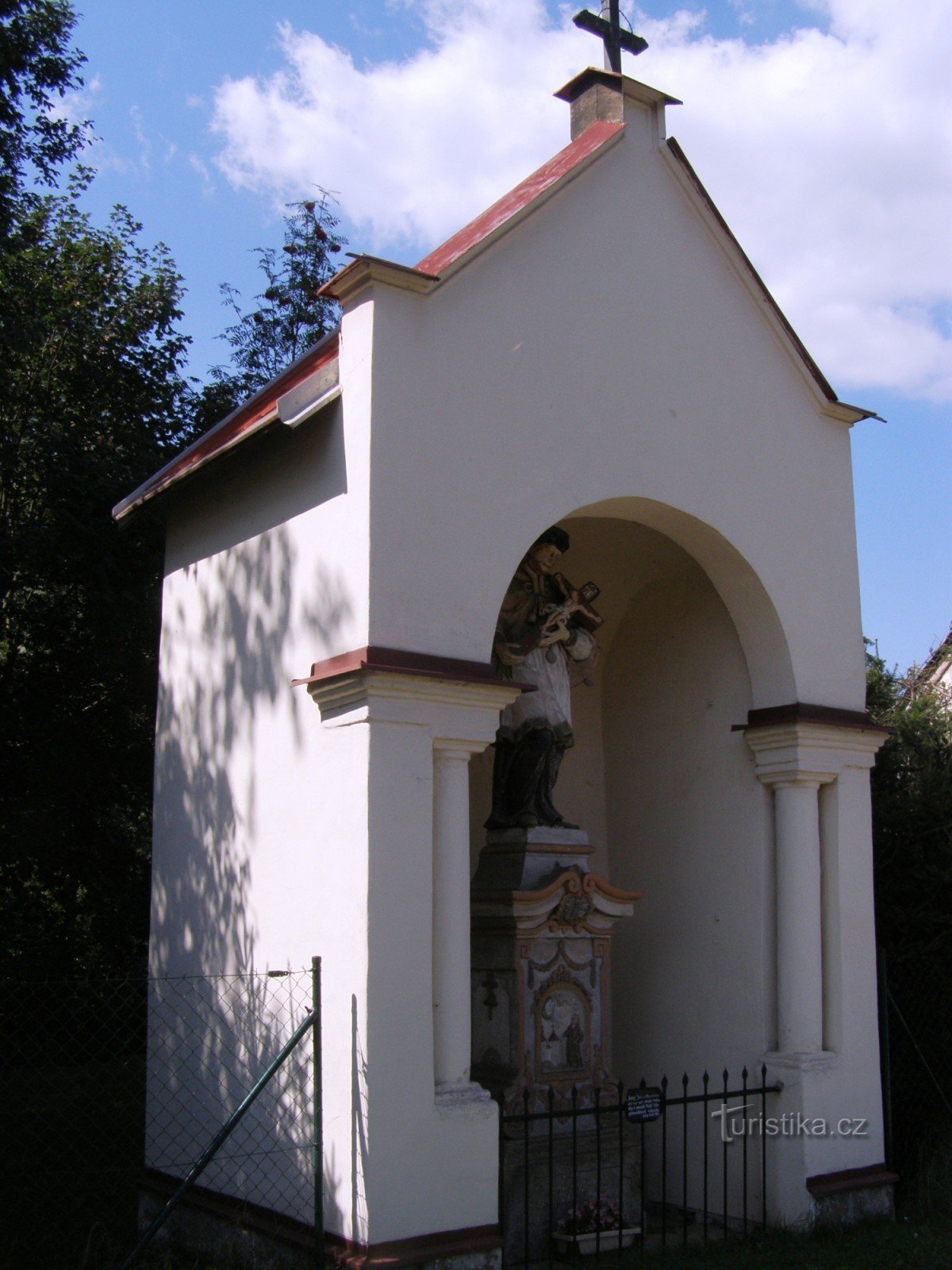 Stará Paka - Cappella con statua di S. Jan Nepomucký