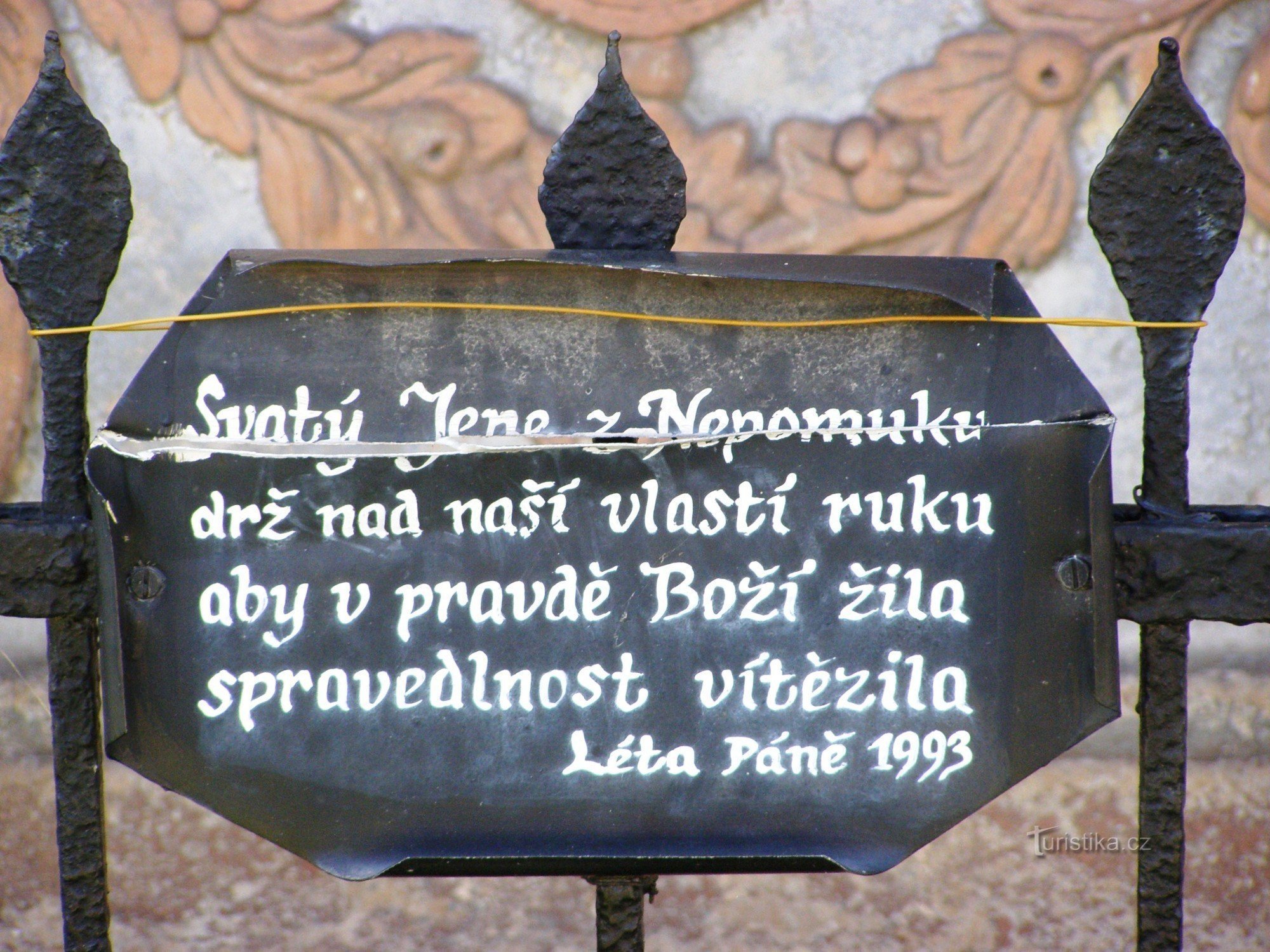 Stará Paka - 有圣彼得雕像的小教堂扬·内波穆基