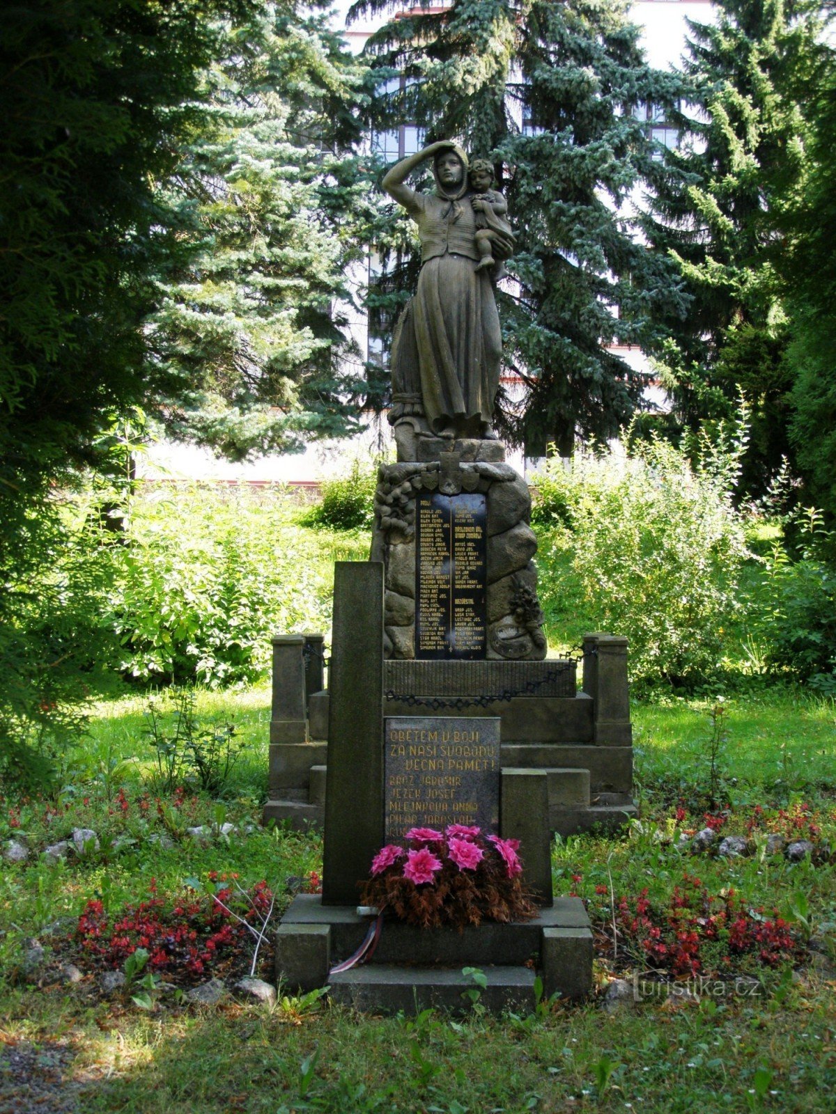 Stará Paka - monumentos às vítimas das guerras