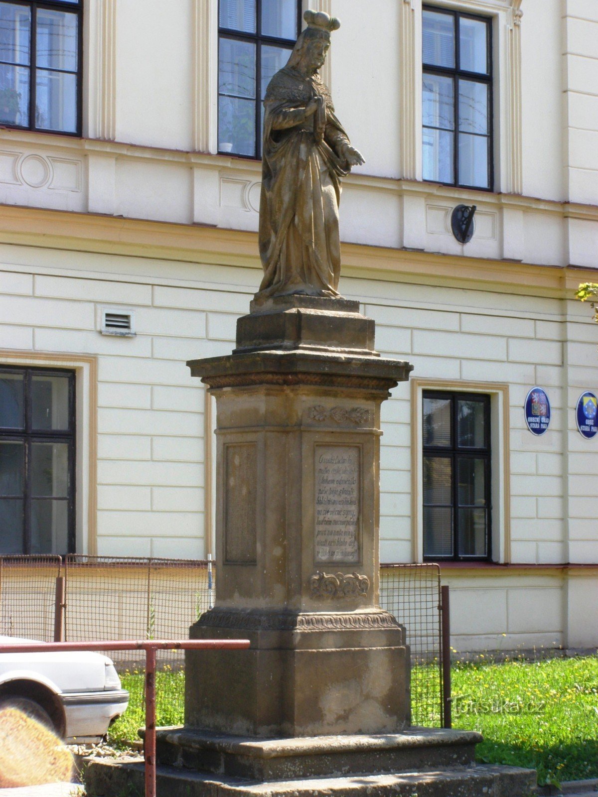 Stará Paka - statuer af St. Ludmila og St. Wenceslas