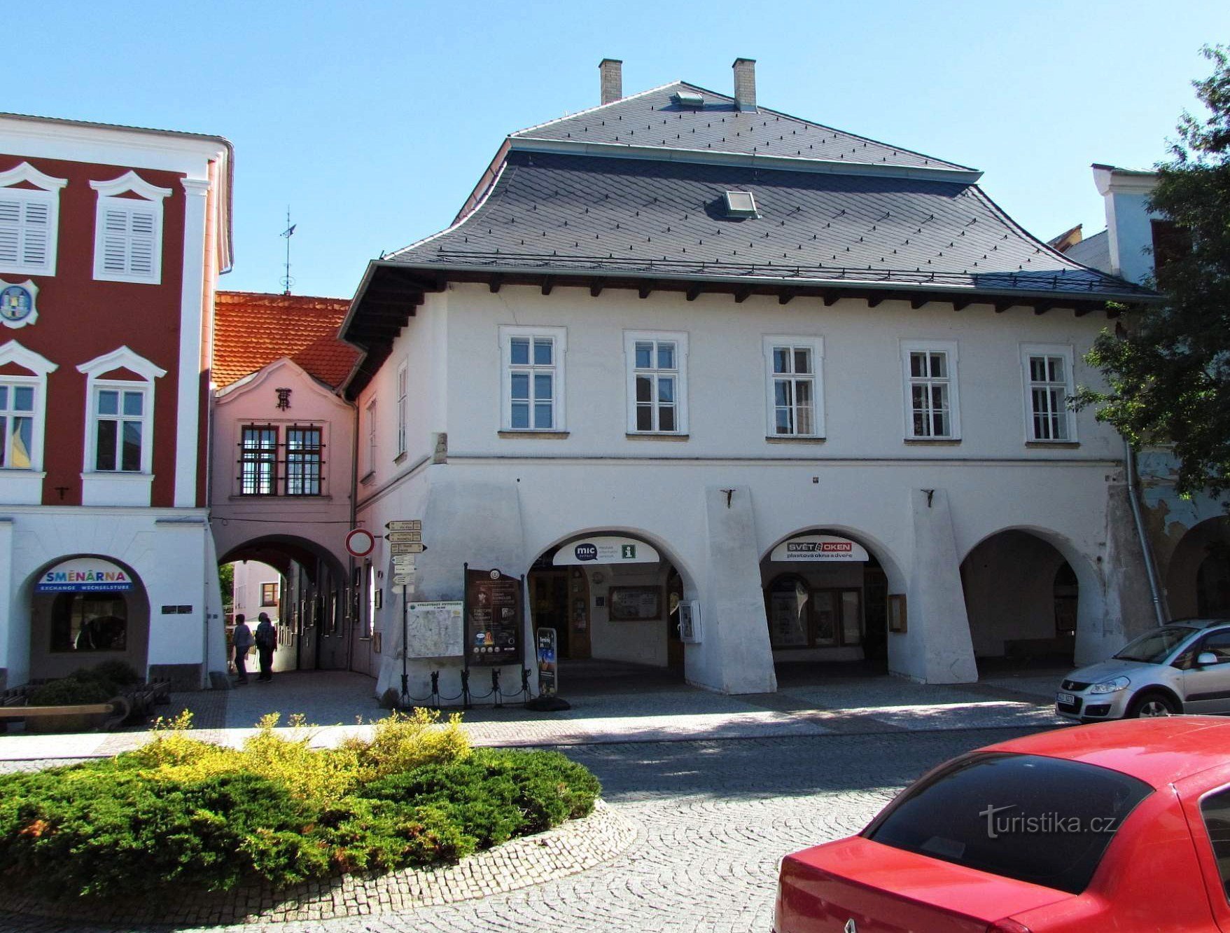 Svitavy の広場にある旧市庁舎と U Mouřenina 家