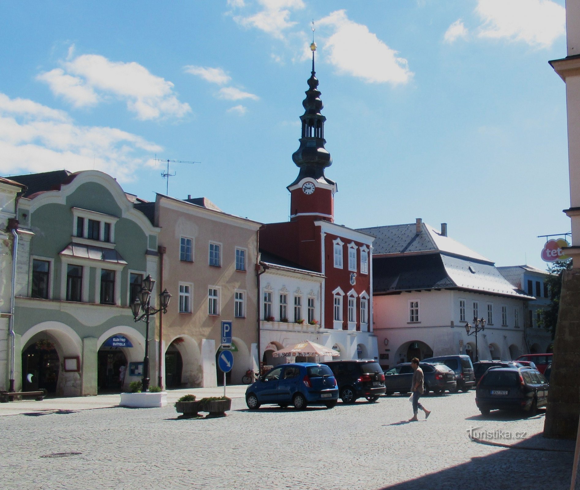 L'ancien hôtel de ville et la maison U Mouřenina sur la place de Svitavy