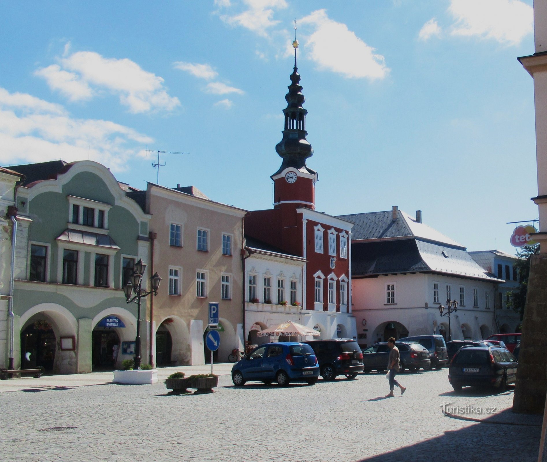 Das alte Rathaus und das Haus U Mouřenina auf dem Stadtplatz in Zwittau