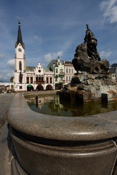 L'ancien hôtel de ville et la fontaine Krakonoš