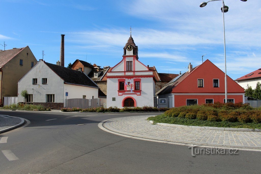 Antiga prefeitura na praça