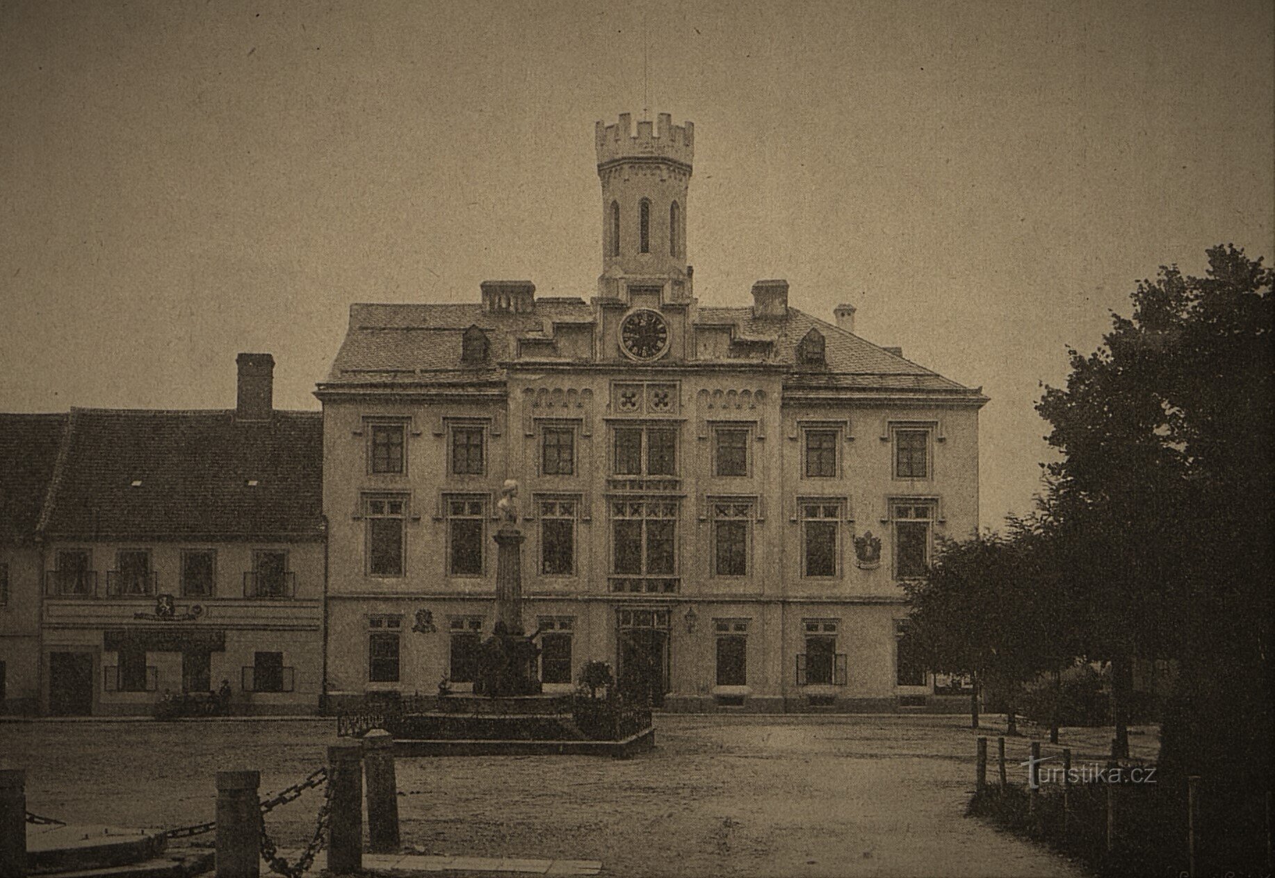 El antiguo ayuntamiento de Česká Skalica, en primer plano el monumento a Božena Němcová (1904)