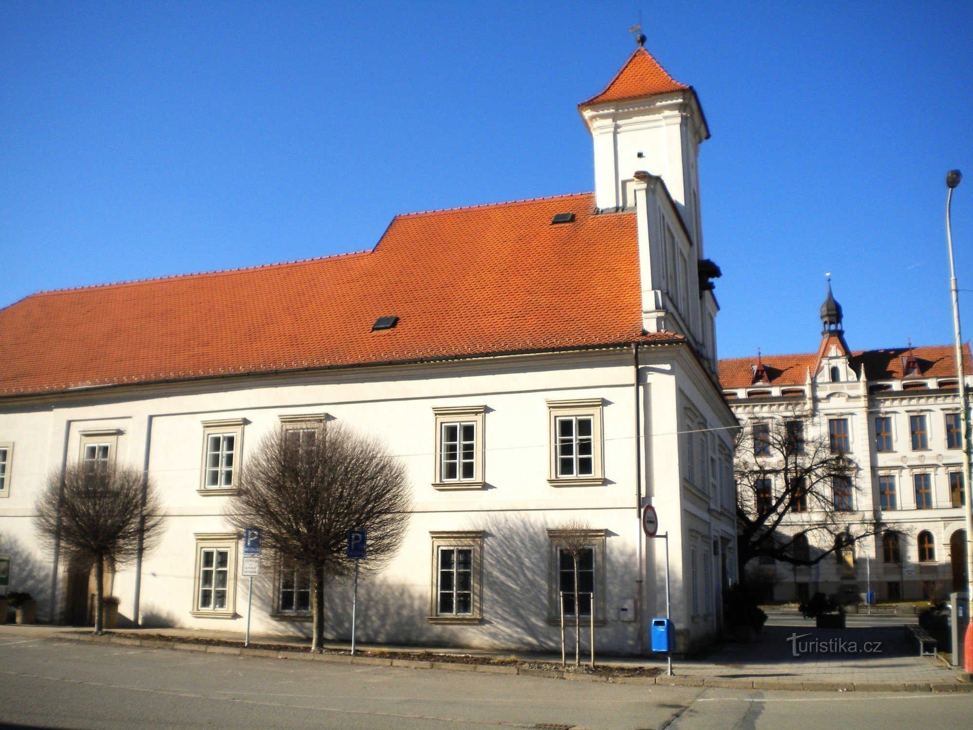 El antiguo ayuntamiento de Rousínov, hoy sede de Česká spořitelna